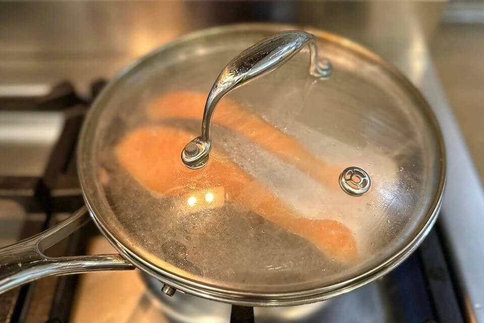Cooking salmon inside the pot