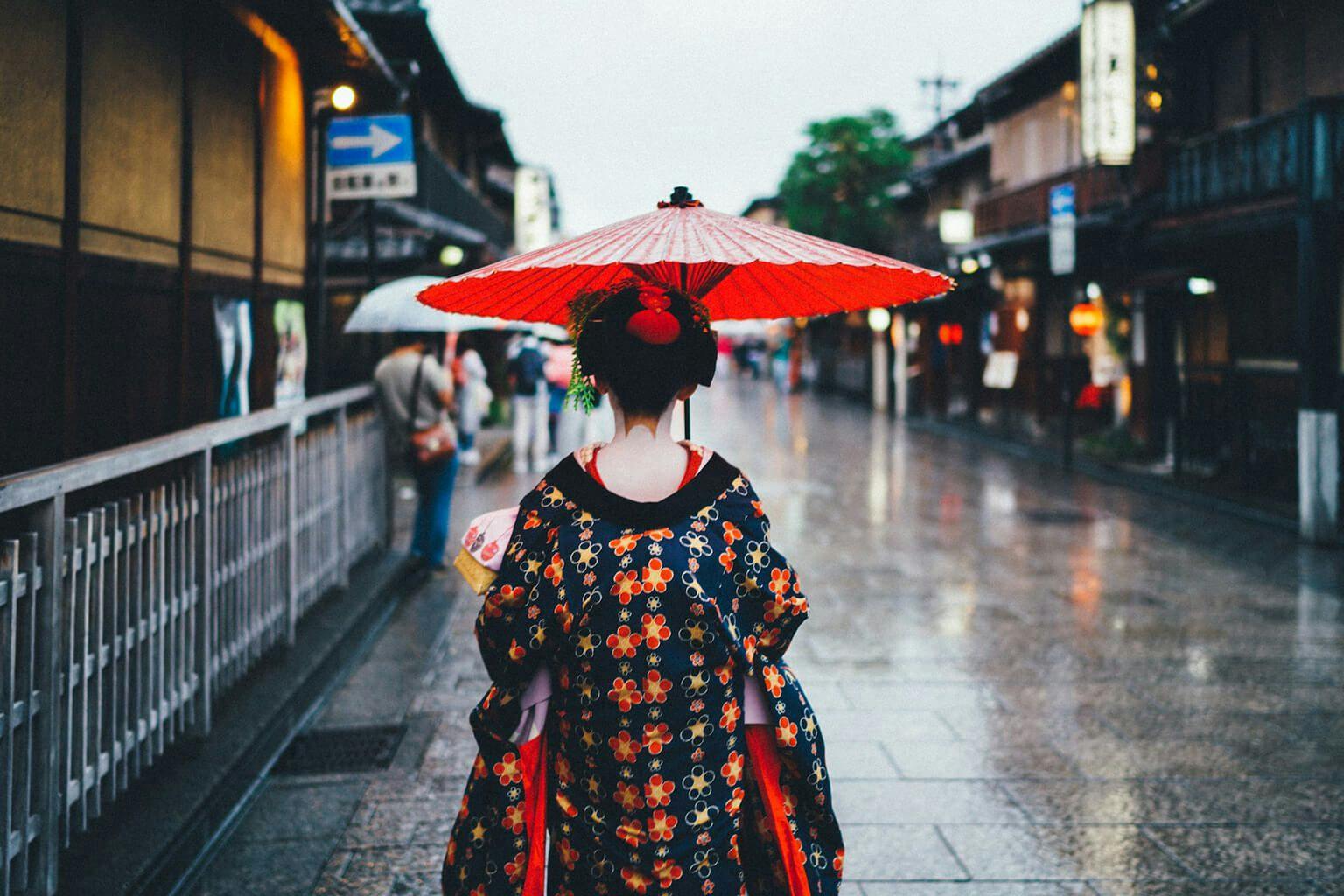 Maiko walks in the rain