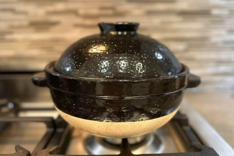 Cooking rice in “donabe” (Japanese clay pot)
