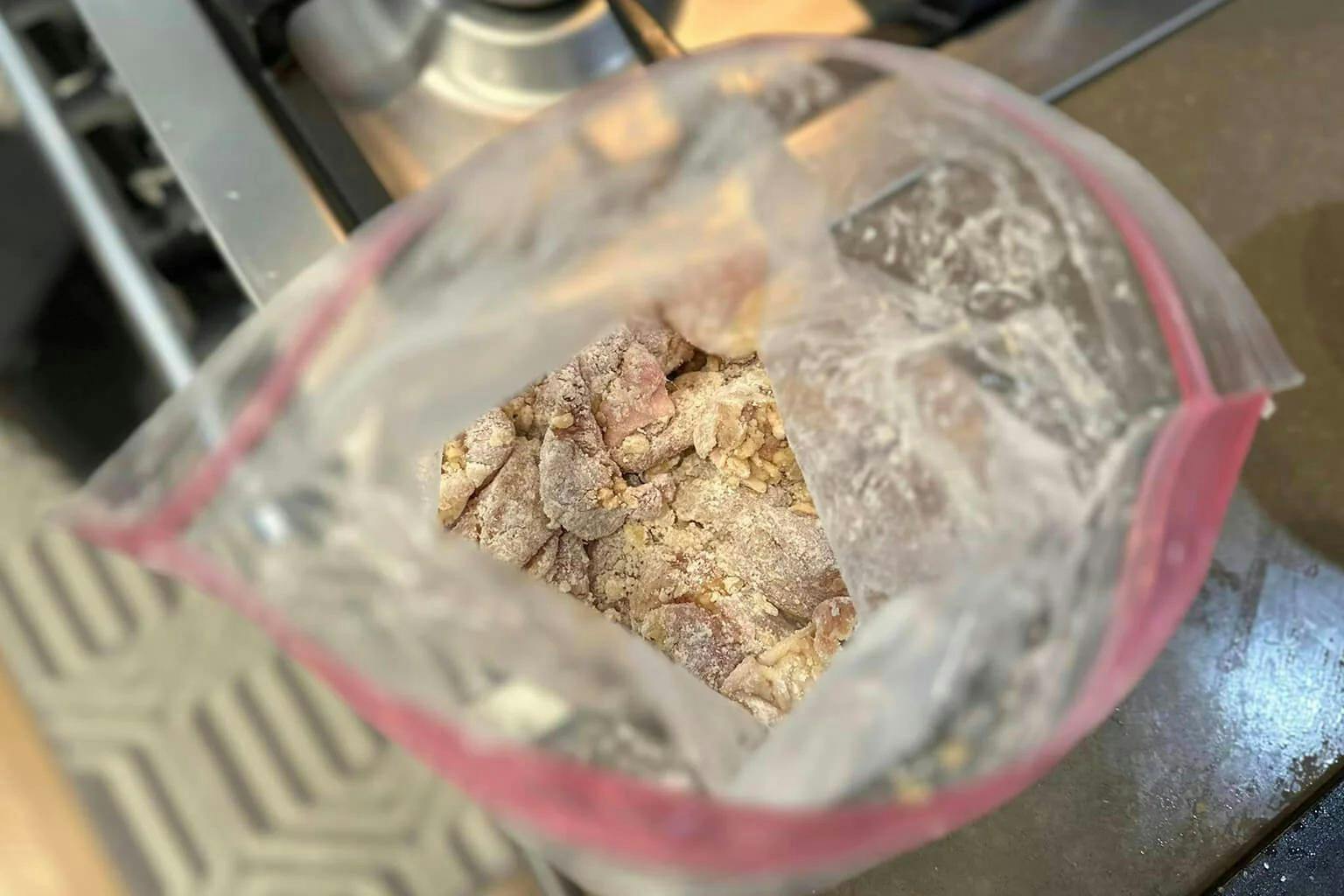 In a new Ziplock bag, add the chicken and katakuriko (potato starch)