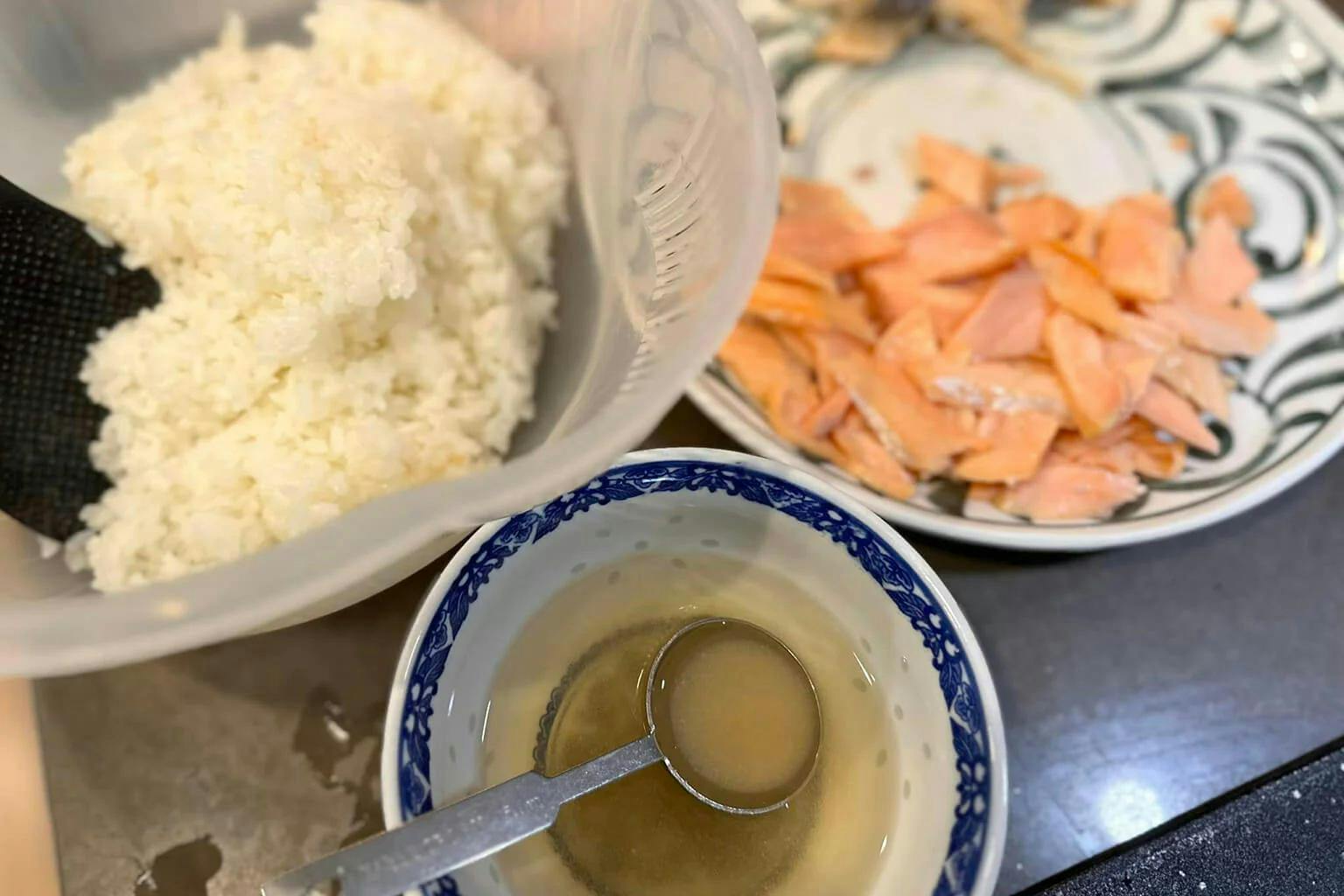 How to prepare a rice ball with a cooked salmon