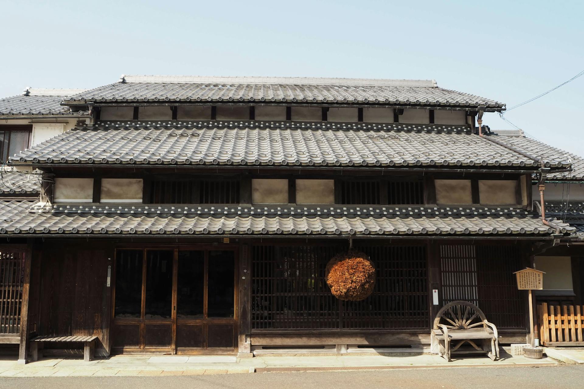 A dignified entrance of traditional Japanese architecture to the Tomita Brewing Company