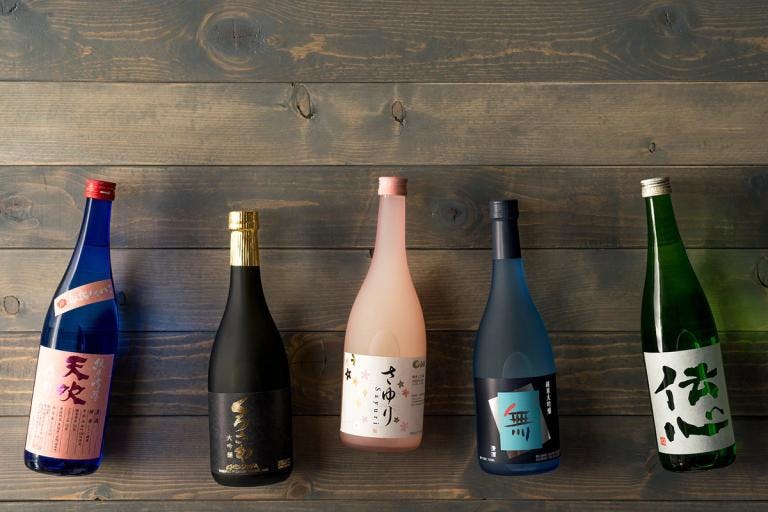 Sake bottles are lining up.