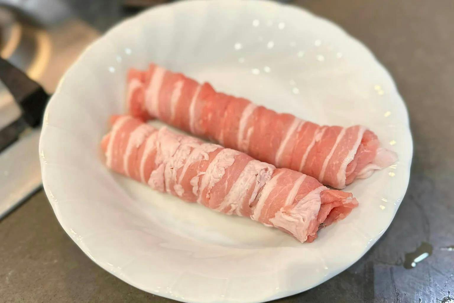 Roll vegetables with pork belly, and sprinkle katakuriko