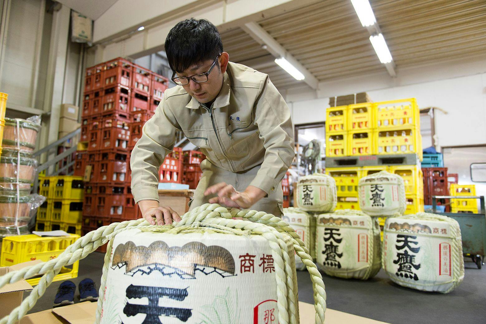 Preparing sakadaru (sake barrel) with care.