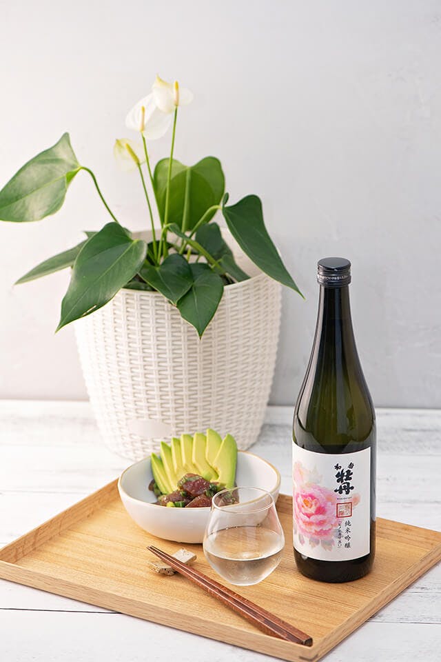 Wakabotan “Hinohikari 50” Junmai Ginjo, with a clear glass, served with tuna poke and avocado slices