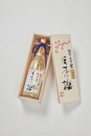 Tatsuriki “Nihon no Sakura Gold” Junmai Daiginjo, lying inside a product box