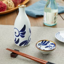 “Shohogama” Somekarakusa Sake Set, on a table