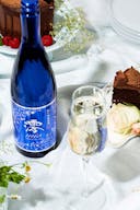 Shirakabegura “Mio” sparkling with a champagne flute, served with chocolate cake