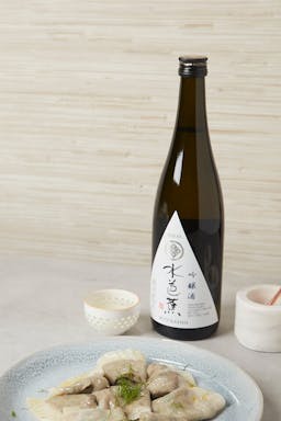 Mizubasho “Ginjo”, with porcelain cup, served with spinach gyoza ravioli