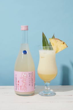 Yauemon “Tsukiakari” Nigori Junmai, with a cocktail glass, served as a slice of pinapple