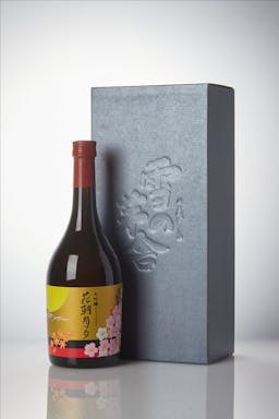 Yuki no Bosha “Kachou Gesseki” Morning Flower, Evening Moon Daiginjo, standing in front of a product box