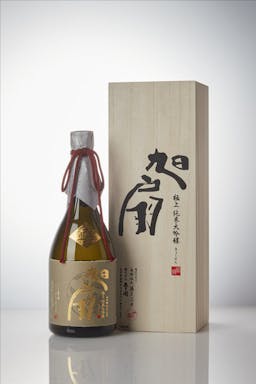 Asabiraki “Kyokusen” Junmai Daiginjo, standing in front of a product box
